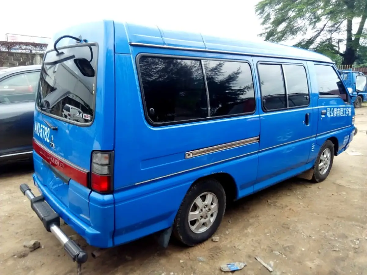 Clean Mitsubishi bus model - Image 5