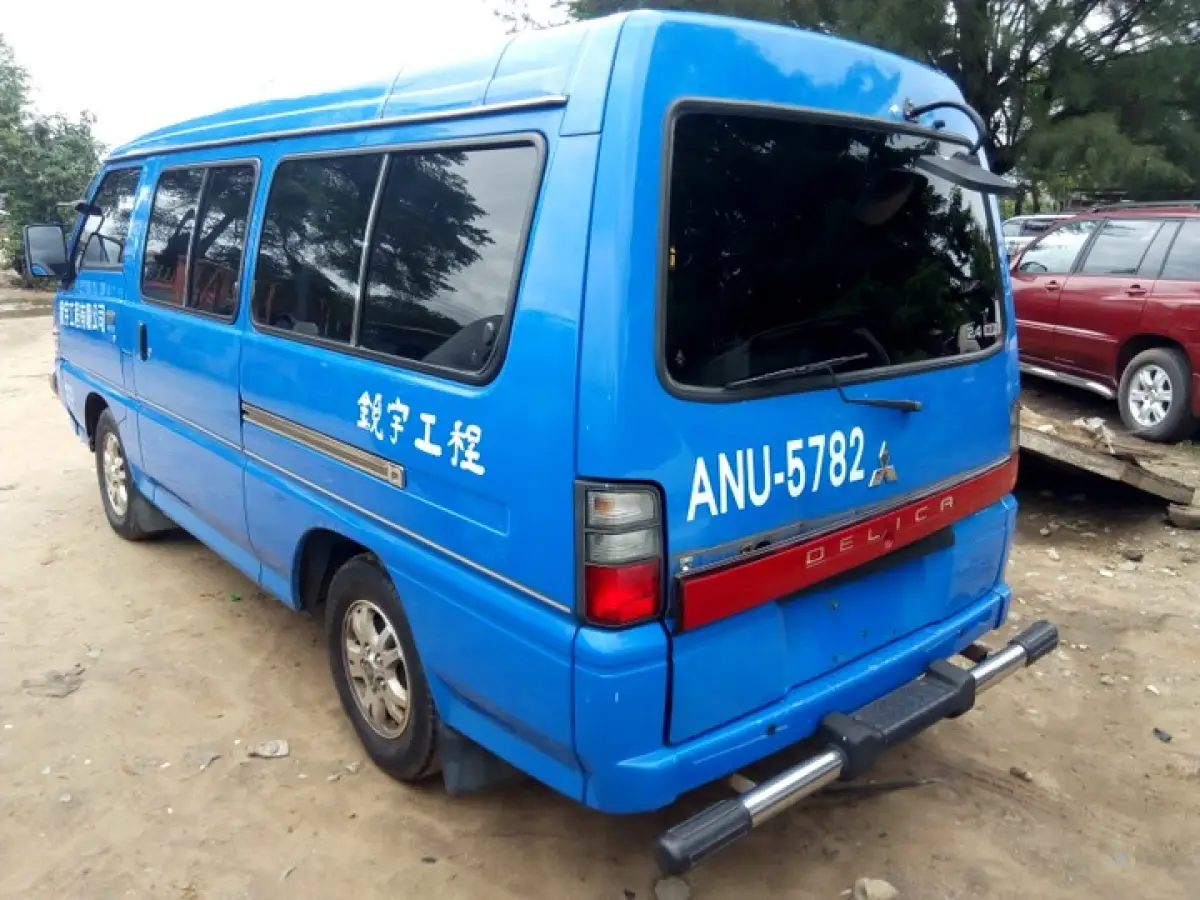 Clean Mitsubishi bus model - Image 6