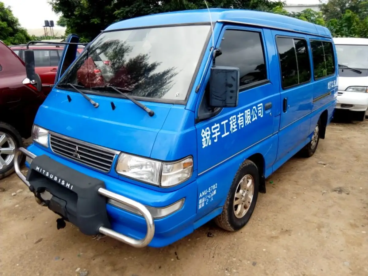 Clean Mitsubishi bus model - Image 1
