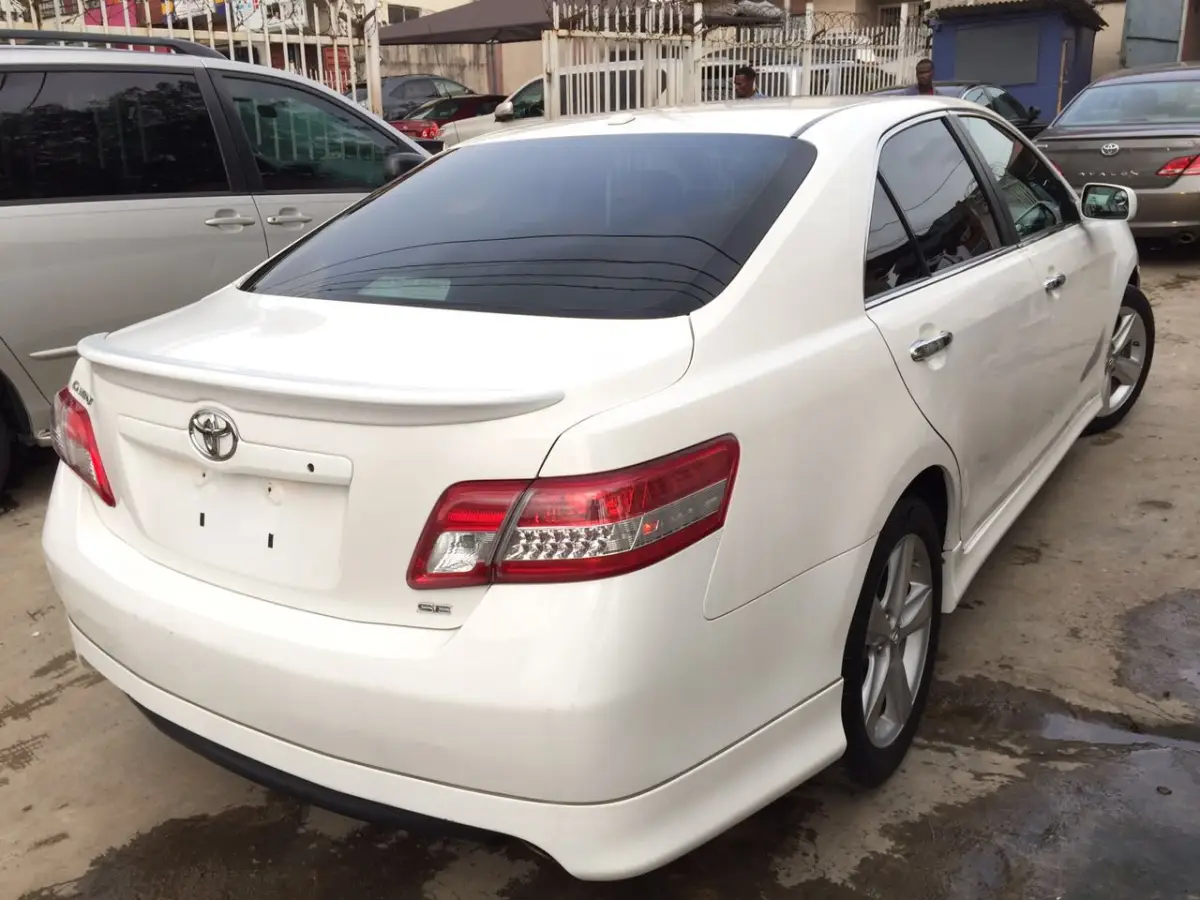 Clean Toyota camry XLE model - Image 1