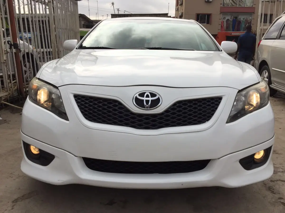 Clean Toyota camry XLE model - Image 2
