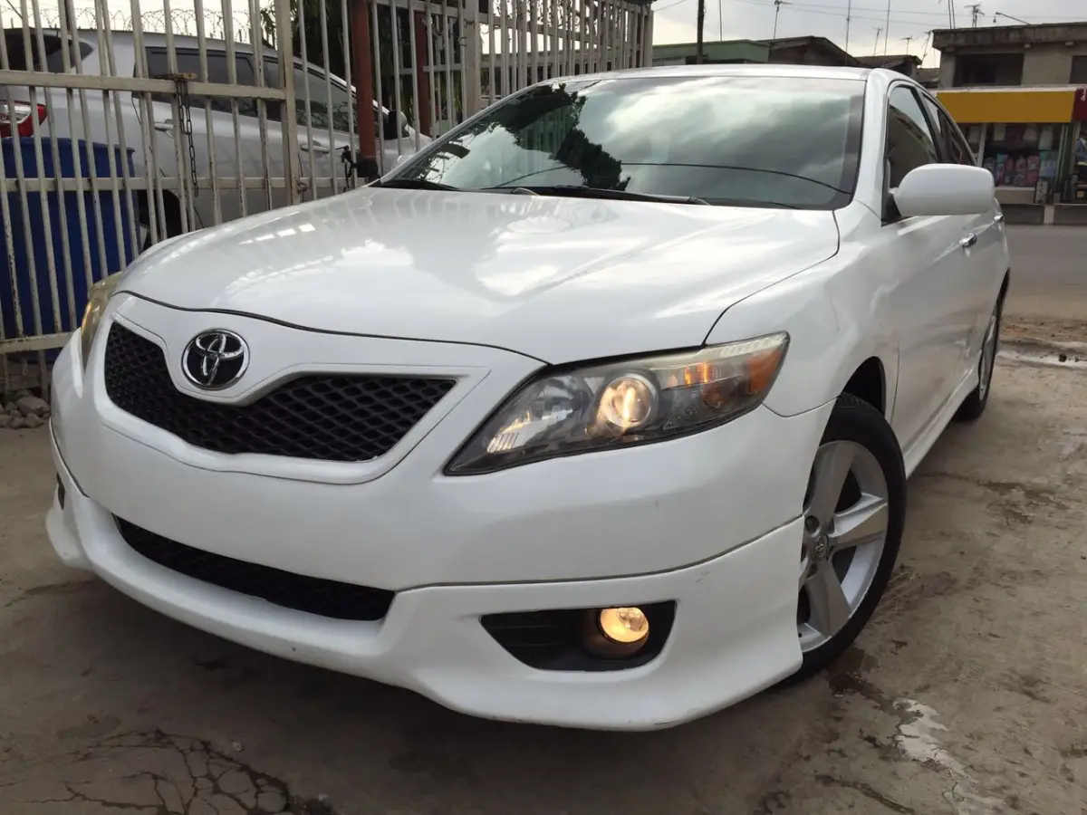 Clean Toyota camry XLE model - Image 3