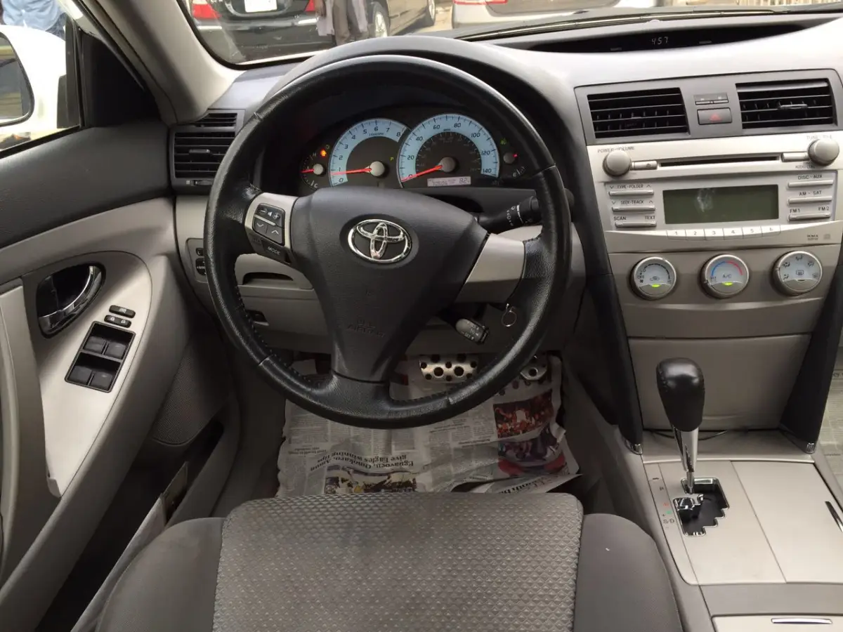 Clean Toyota camry XLE model - Image 4