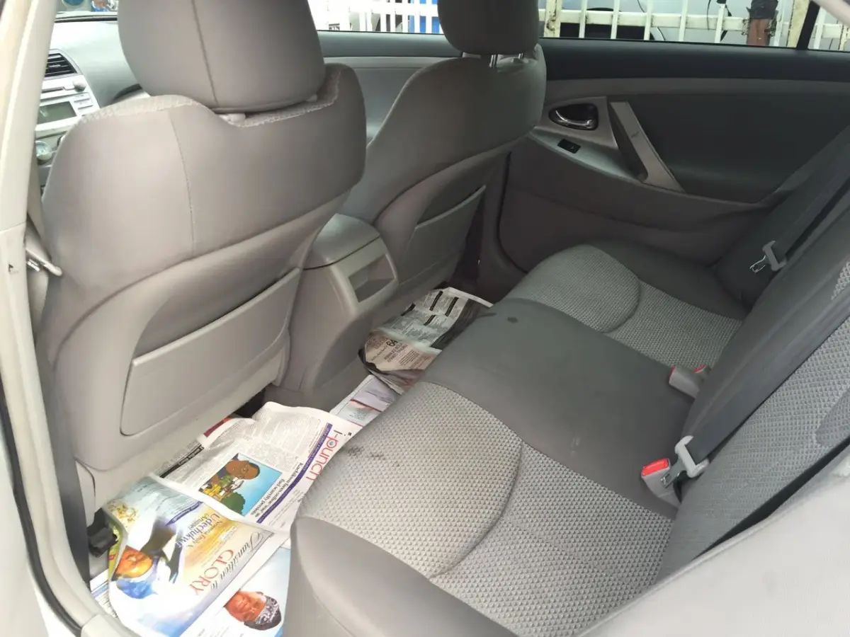 Clean Toyota camry XLE model - Image 6