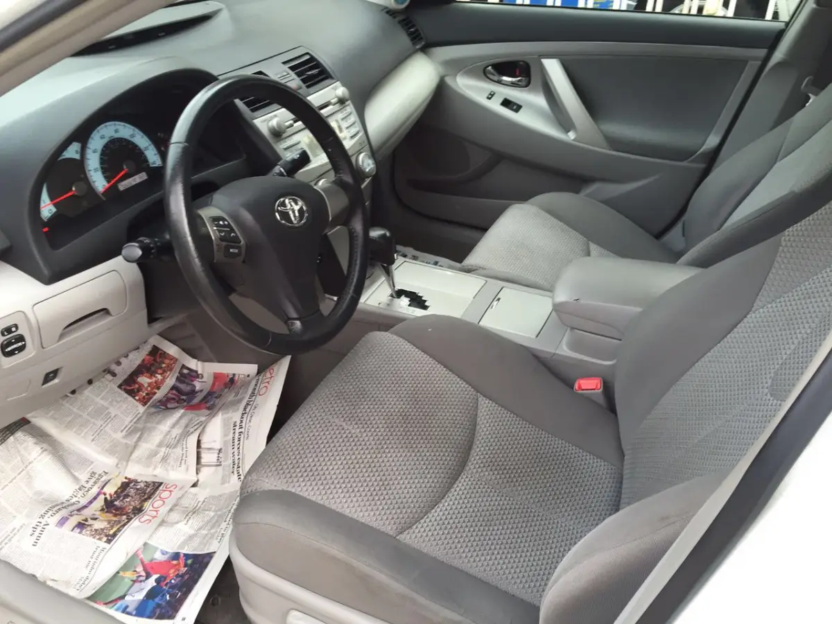 Clean Toyota camry XLE model - Image 7