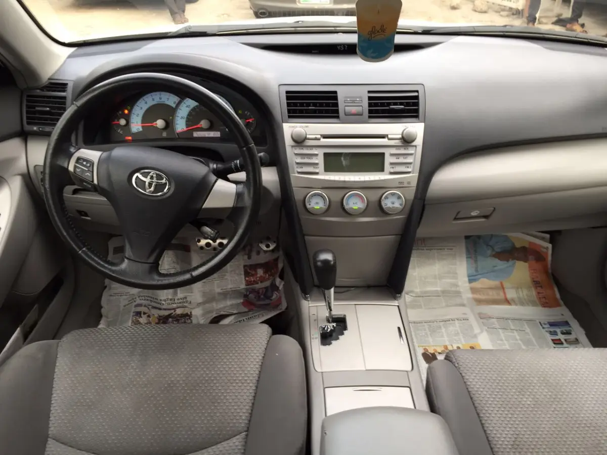 Clean Toyota camry XLE model - Image 8
