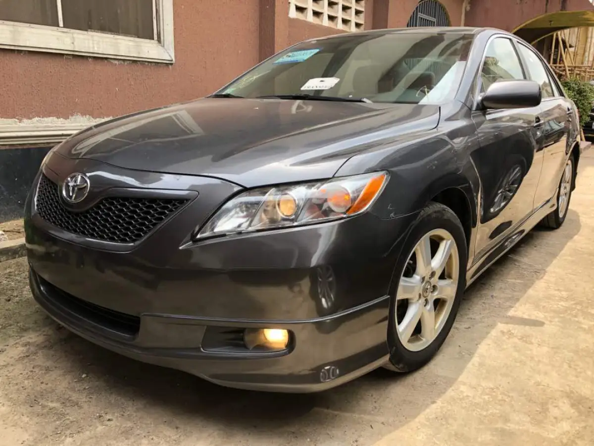 Clean Toyota camry model - Image 3