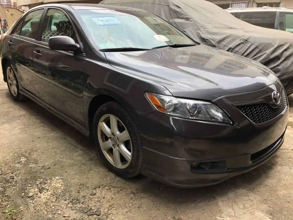 Clean Toyota camry model - Image 4