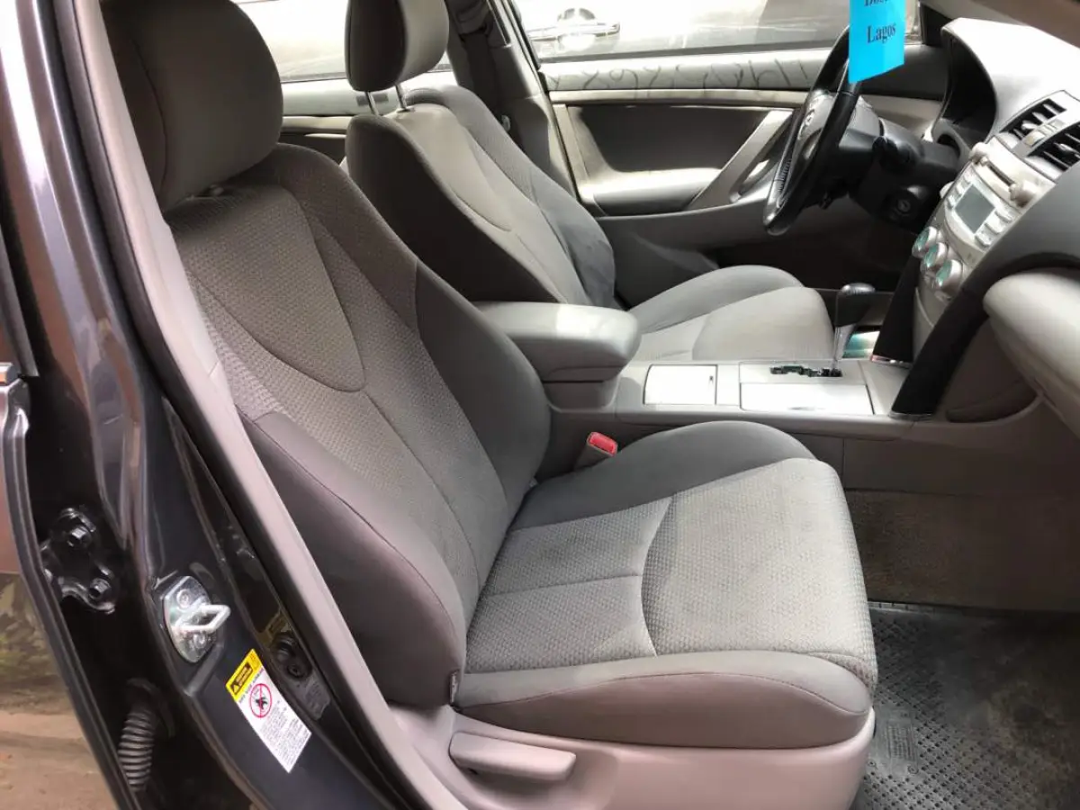 Clean Toyota camry model - Image 5