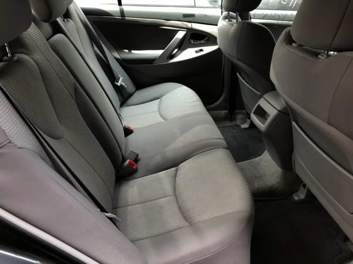 Clean Toyota camry model - Image 7