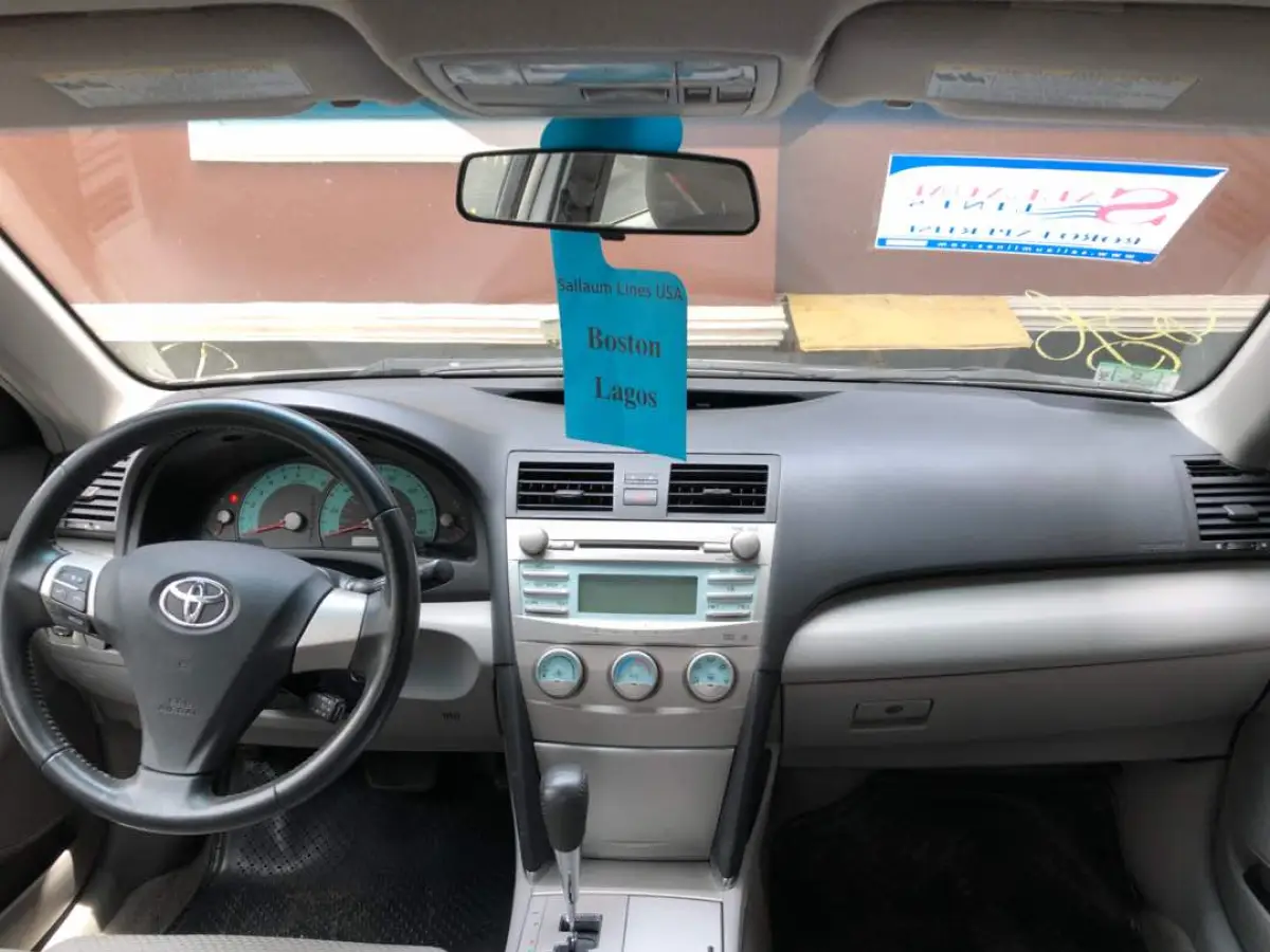 Clean Toyota camry model - Image 8