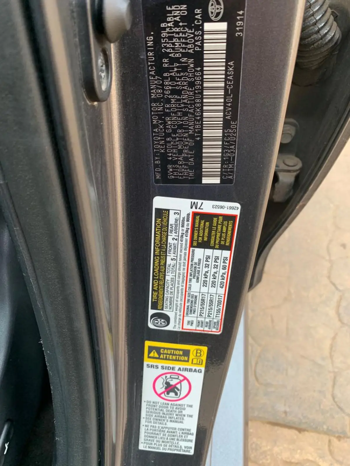 Clean Toyota camry model - Image 9