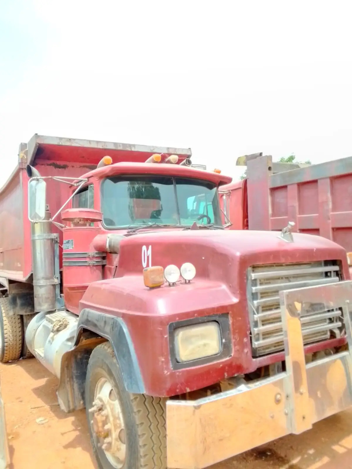 Mack truck(10 tyres) currently in good condition but and drive. 30tons - Image 2