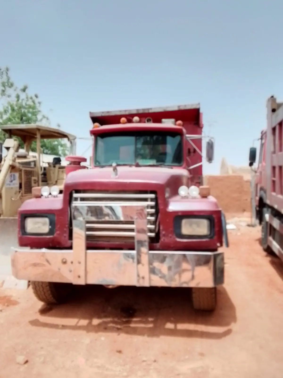 Mack truck(10 tyres) currently in good condition but and drive. 30tons - Image 3