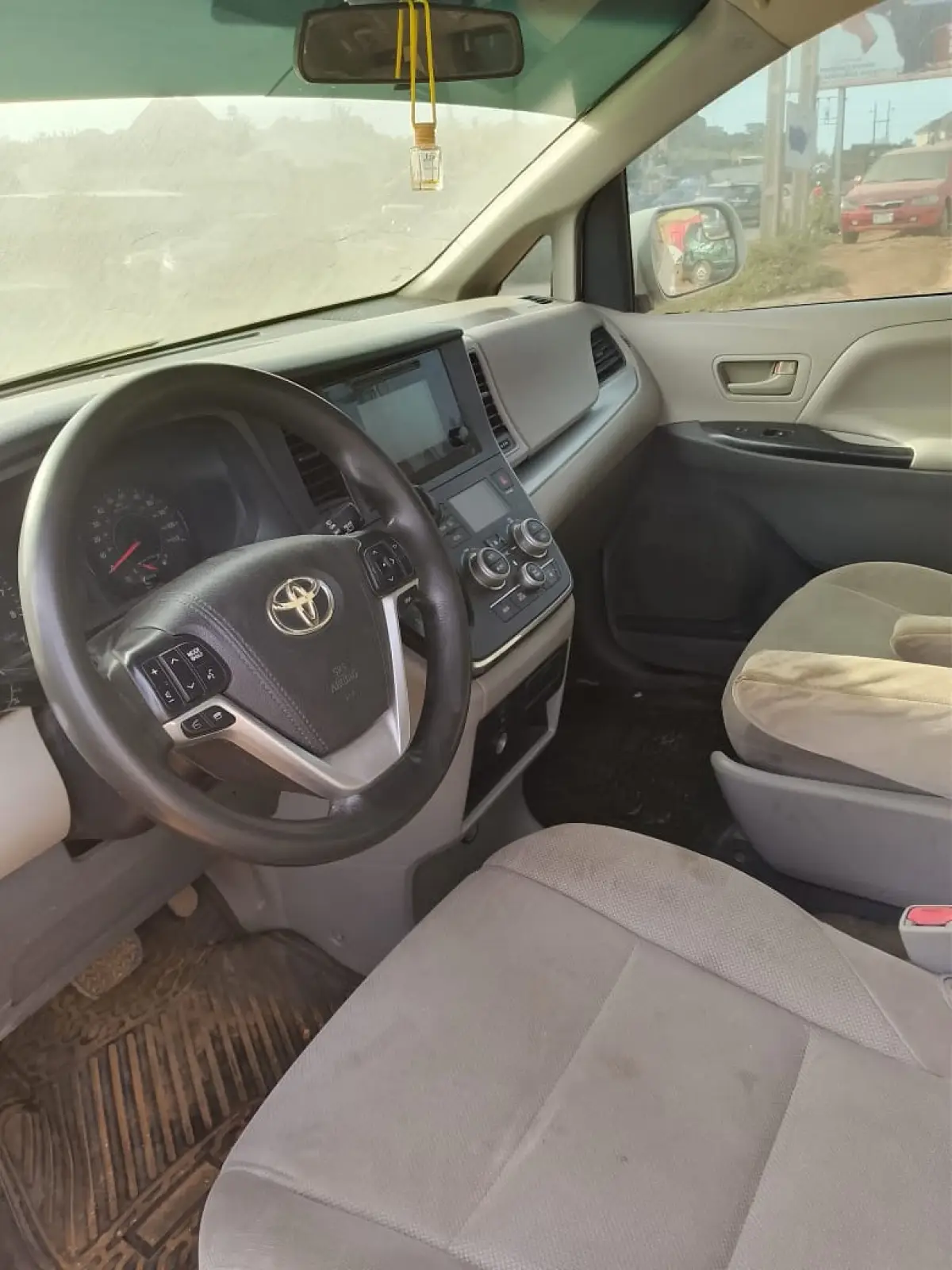 Toyota Sienna - Image 2