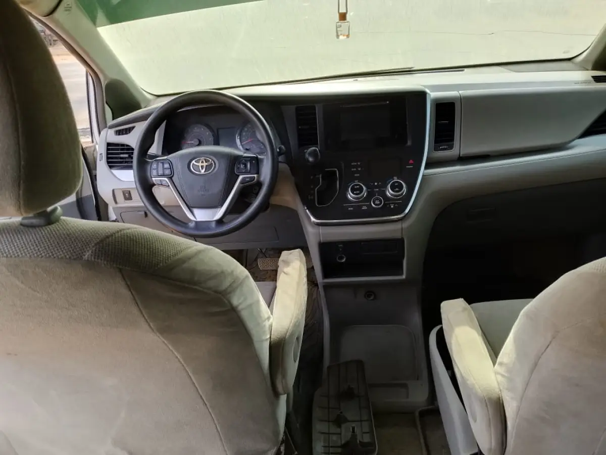 Toyota Sienna - Image 3