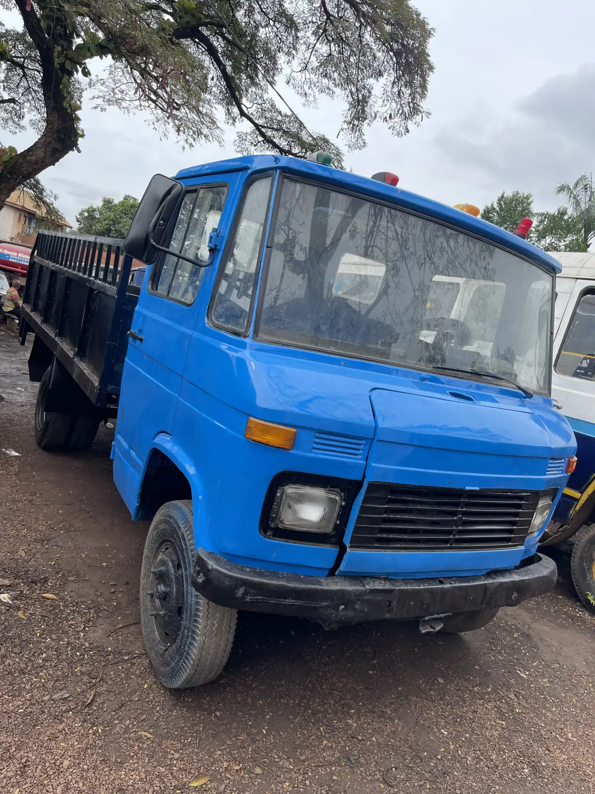 Mercedes 608 truck - Image 3