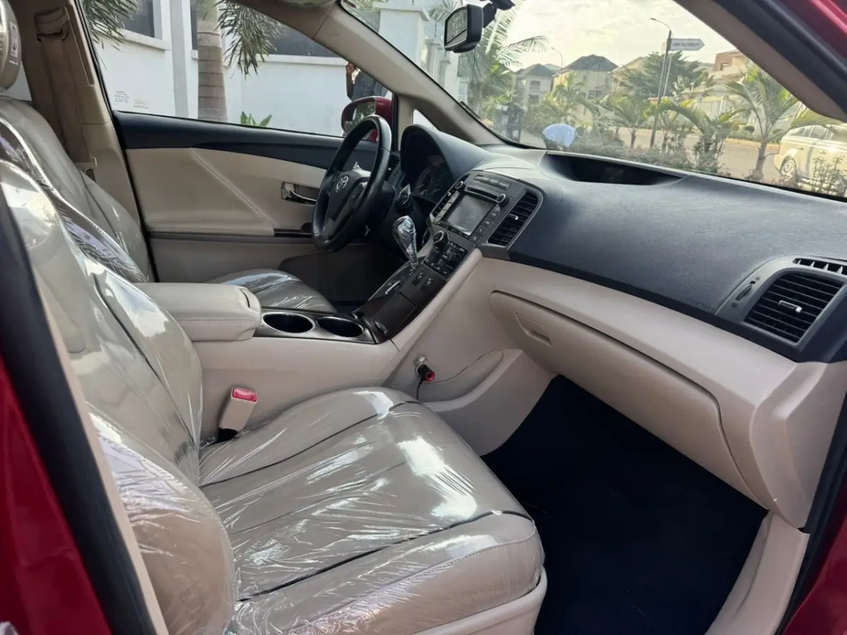 2015 Toyota Venza - Image 2