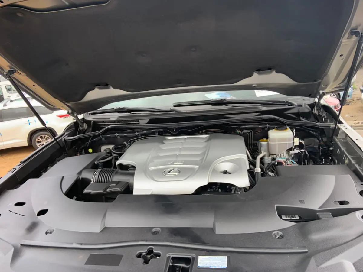 2019 LEXUS LX570 - Image 7