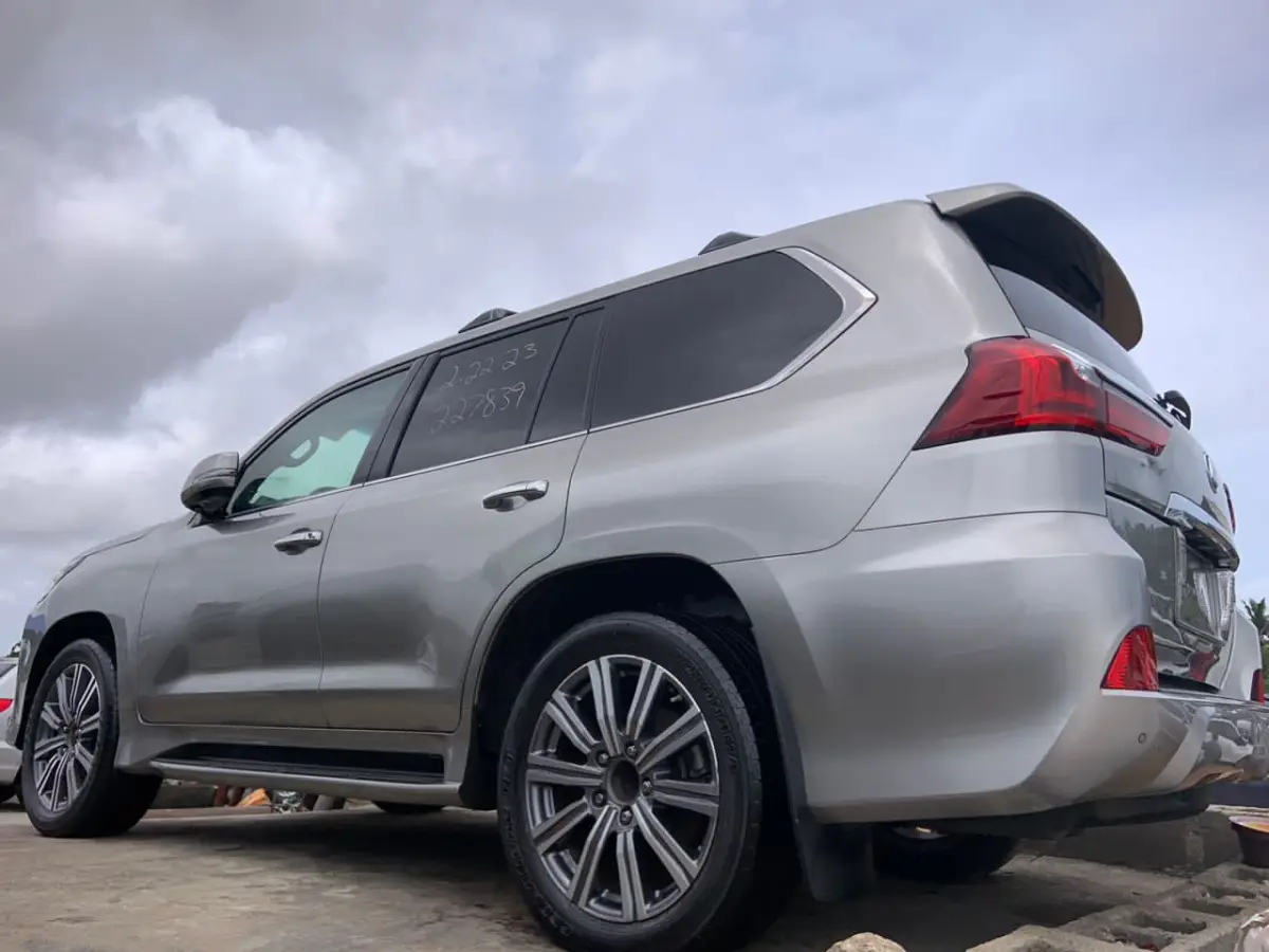 2019 LEXUS LX570 - Image 8