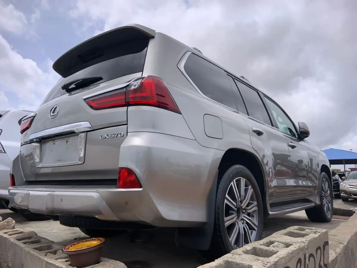 2019 LEXUS LX570 - Image 9