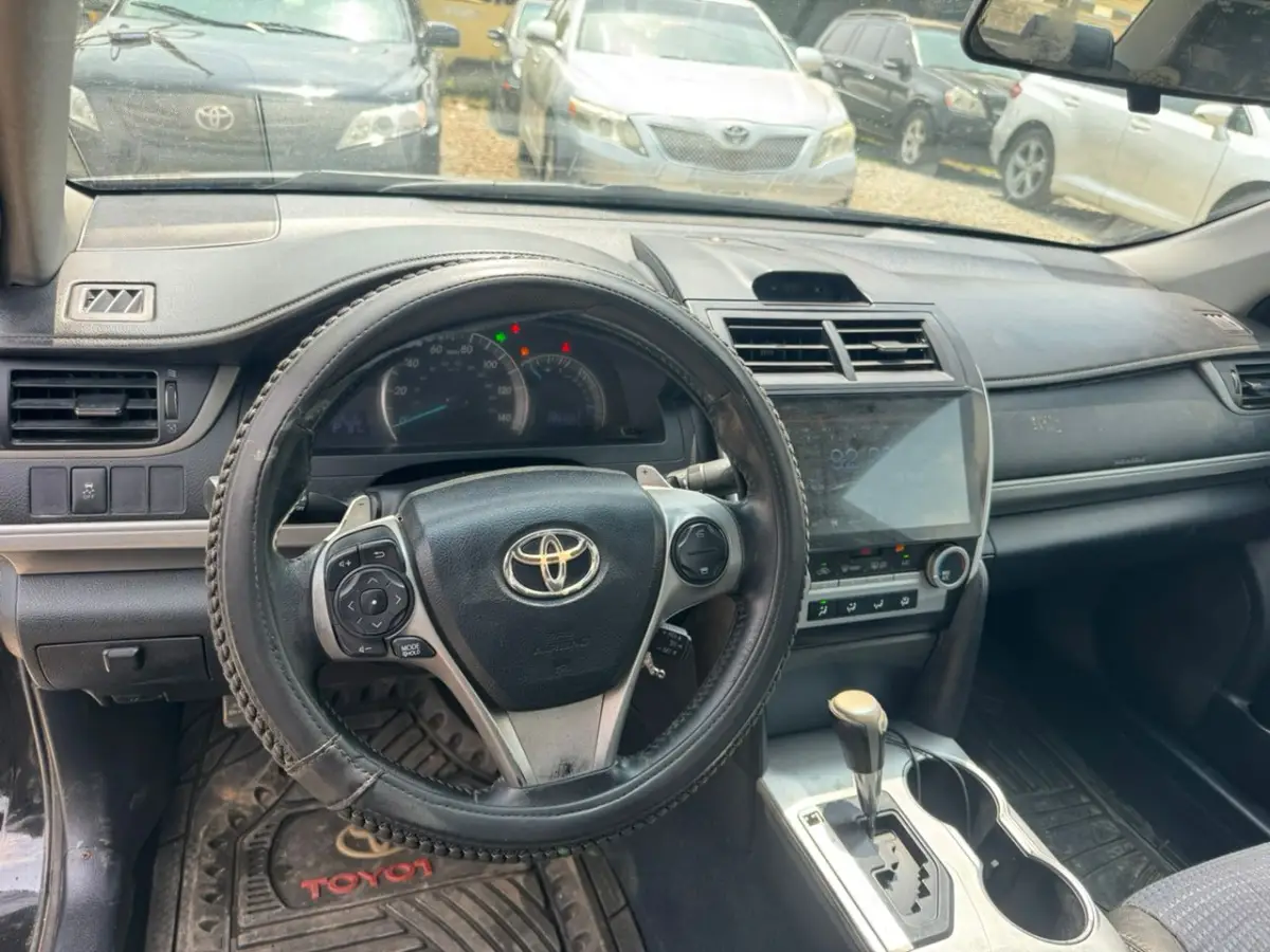 2014 Toyota Camry SE, 9M - Image 2