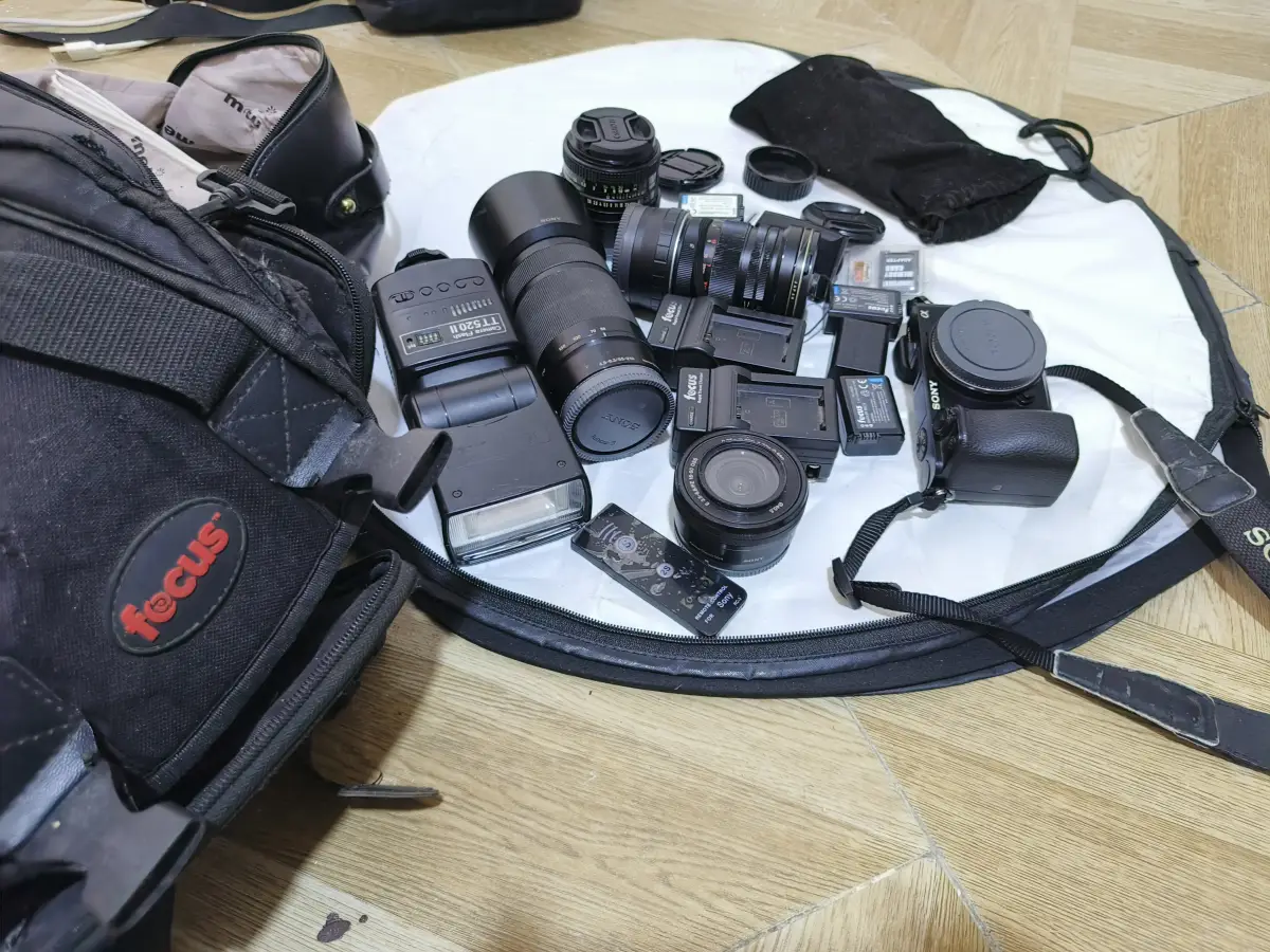 Sony a6000 with 4 lenses, 4 batteries, 2 chargers, speed light - Image 2