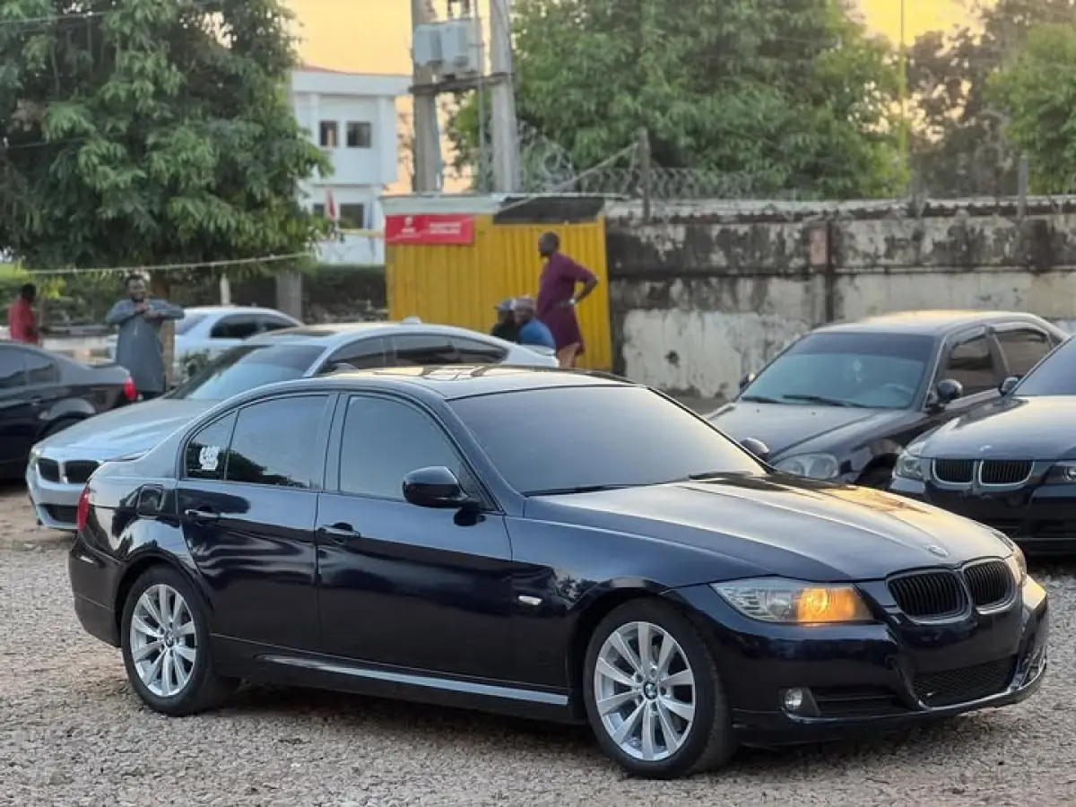 2011 BMW E90 - Image 4