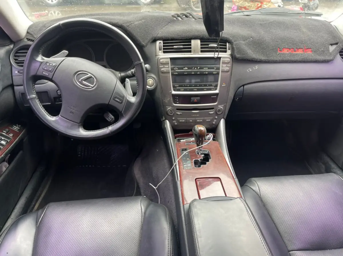 LEXUS IS 250 - Image 2