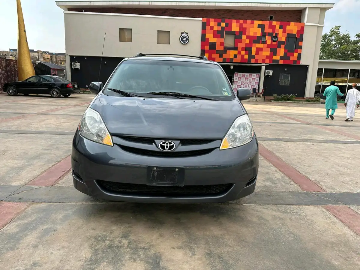 2006 TOYOTA SIENNA - Image 1