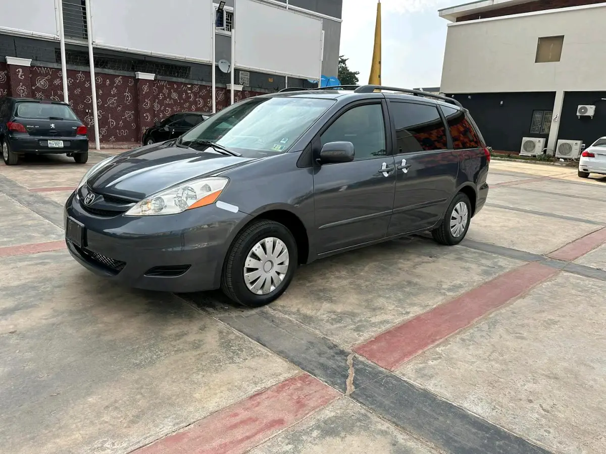 2006 TOYOTA SIENNA - Image 2