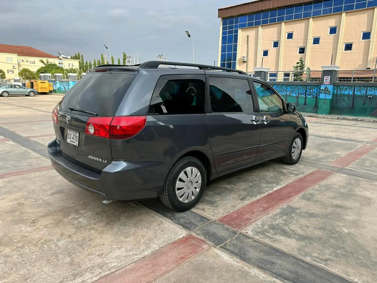2006 TOYOTA SIENNA - Image 8