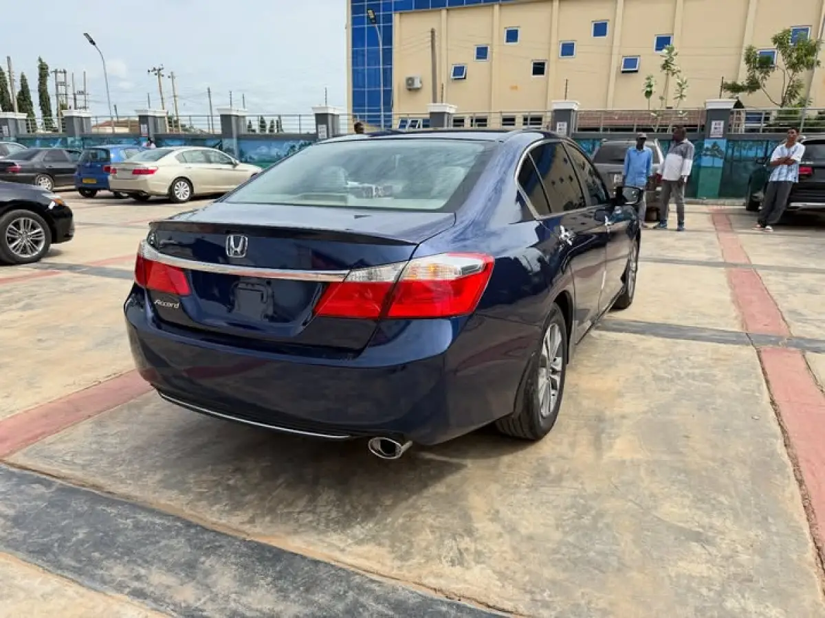Neatly used Honda Accord 2014 model - Image 9