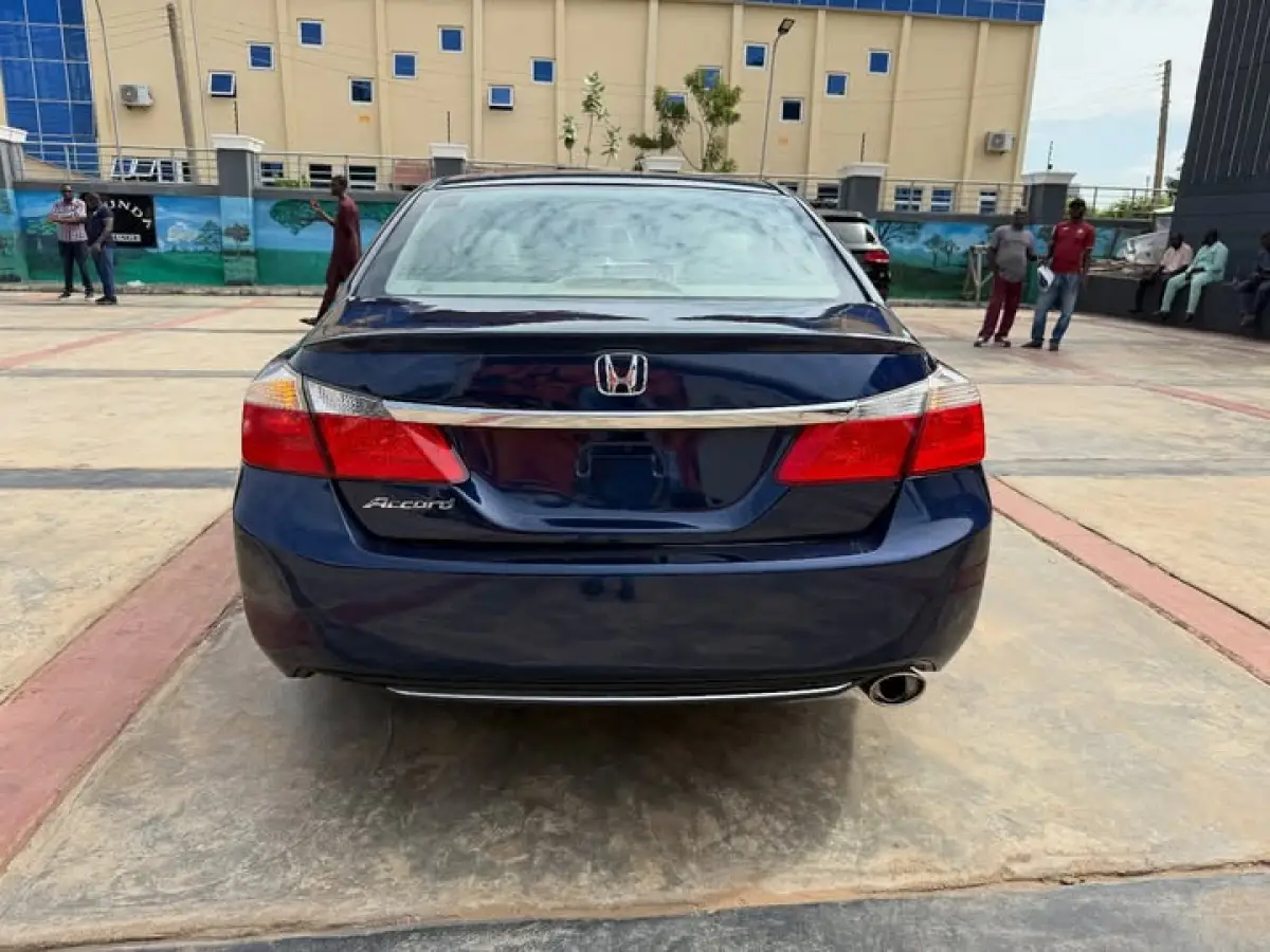 Neatly used Honda Accord 2014 model - Image 10