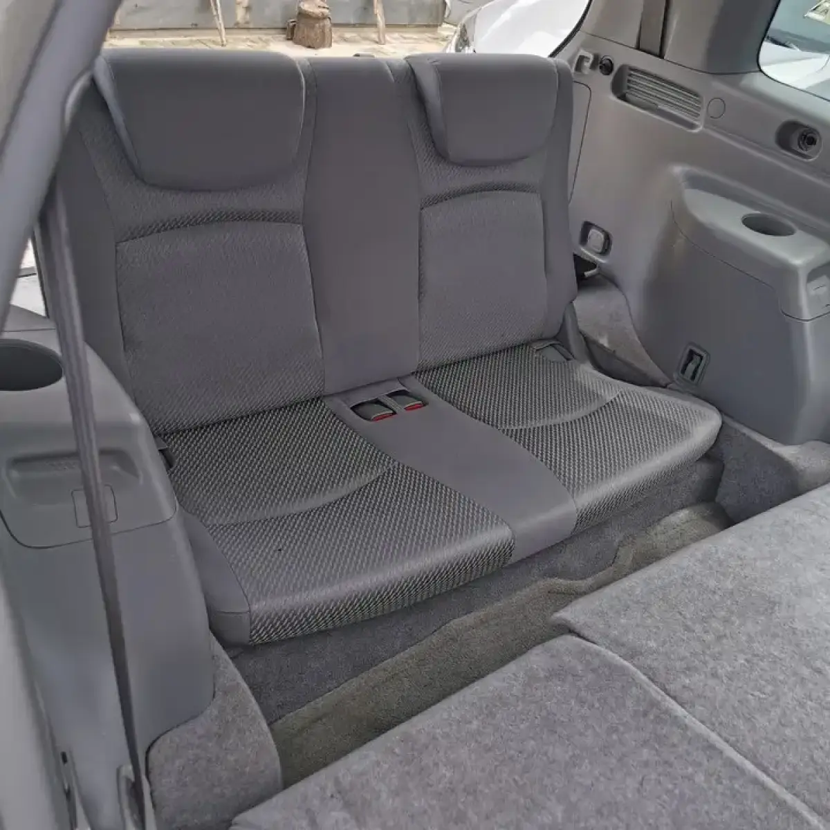 Clean Toyota highlander model - Image 3