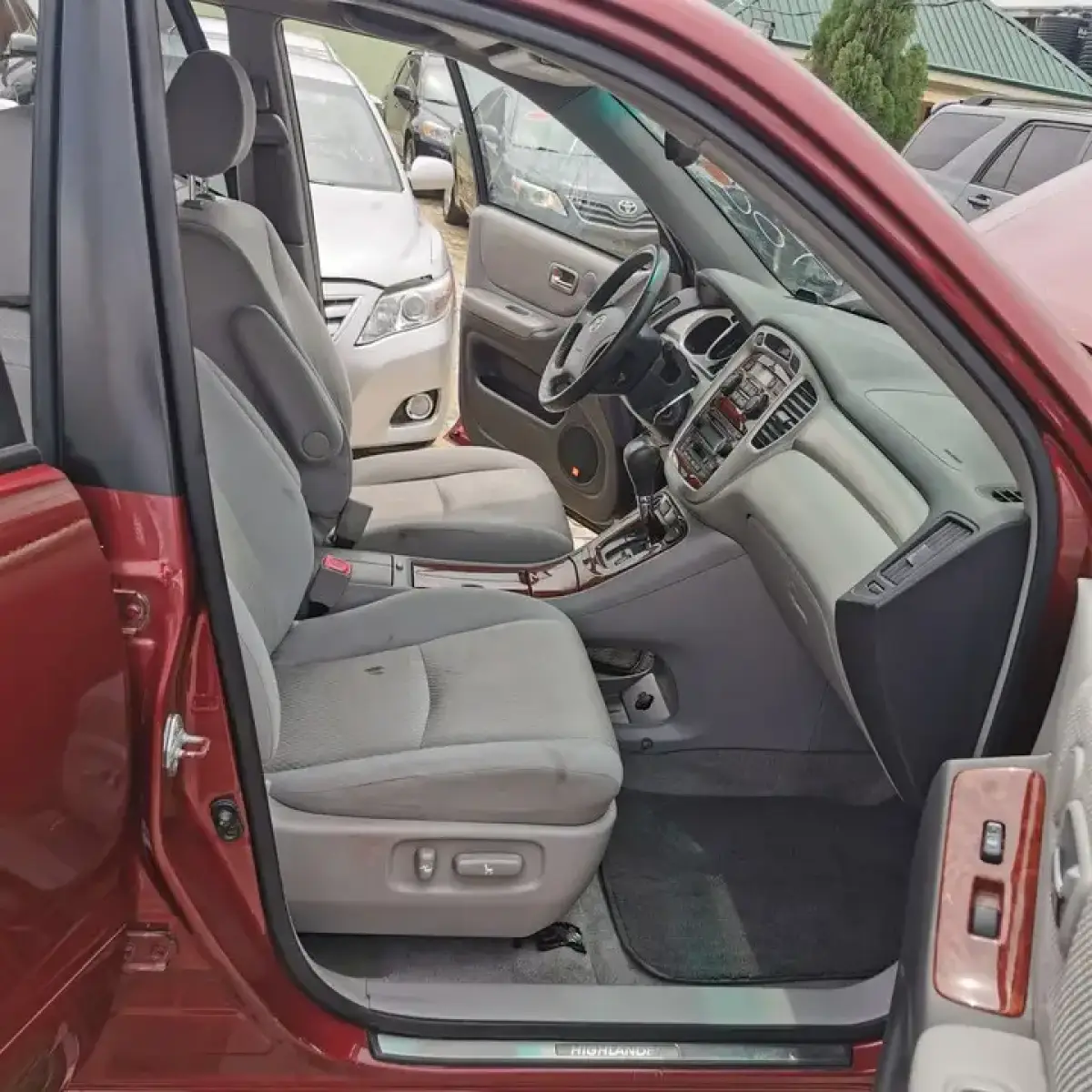 Clean Toyota highlander model - Image 4