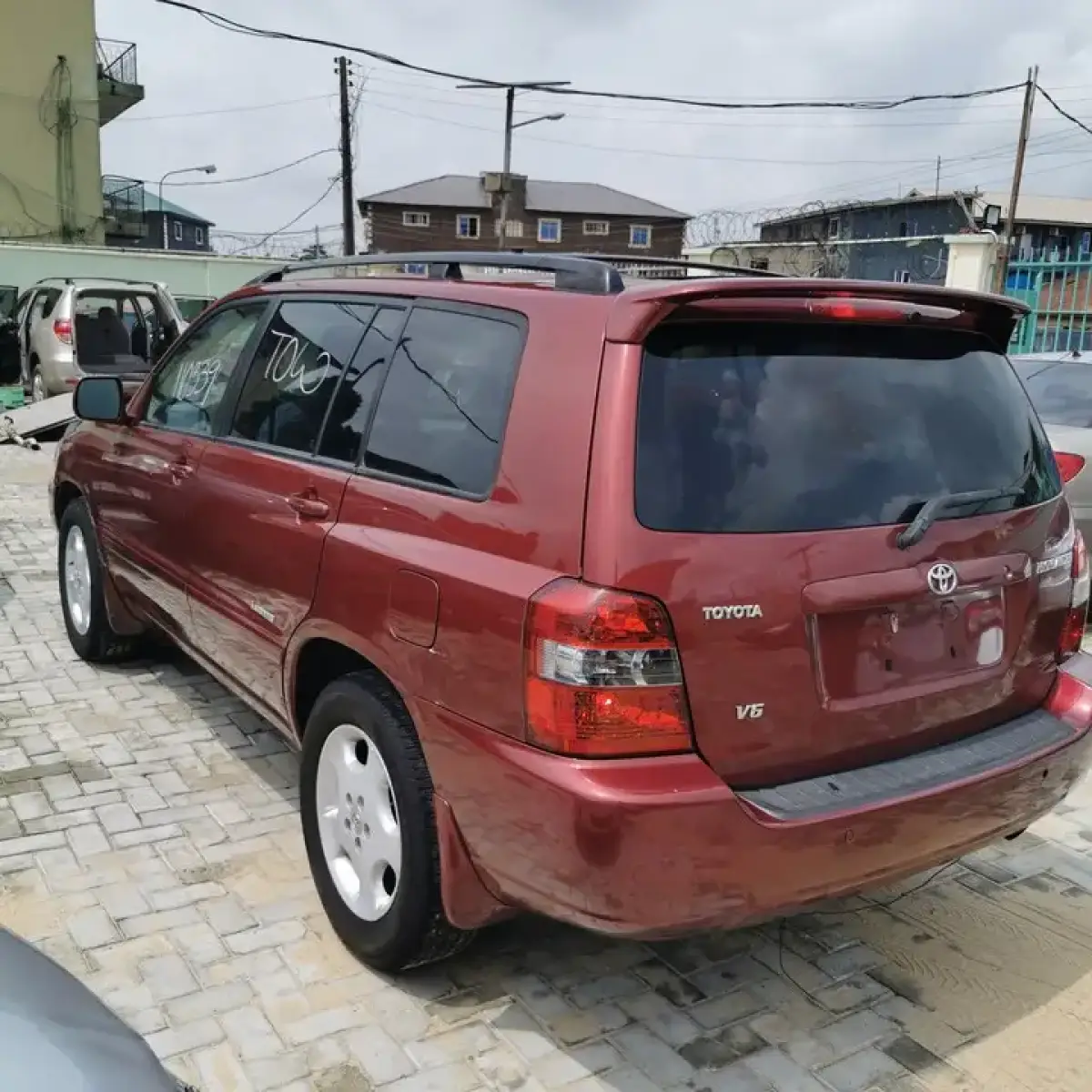 Clean Toyota highlander model - Image 6