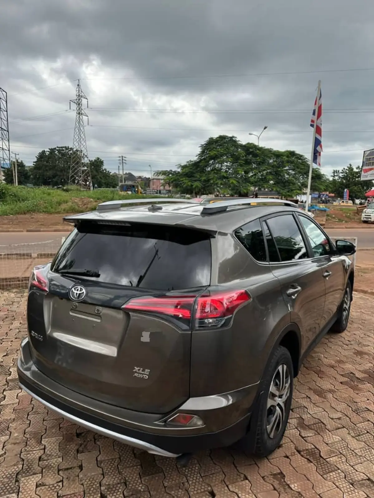 Toyota RAV4 XLE 2017 - Image 1