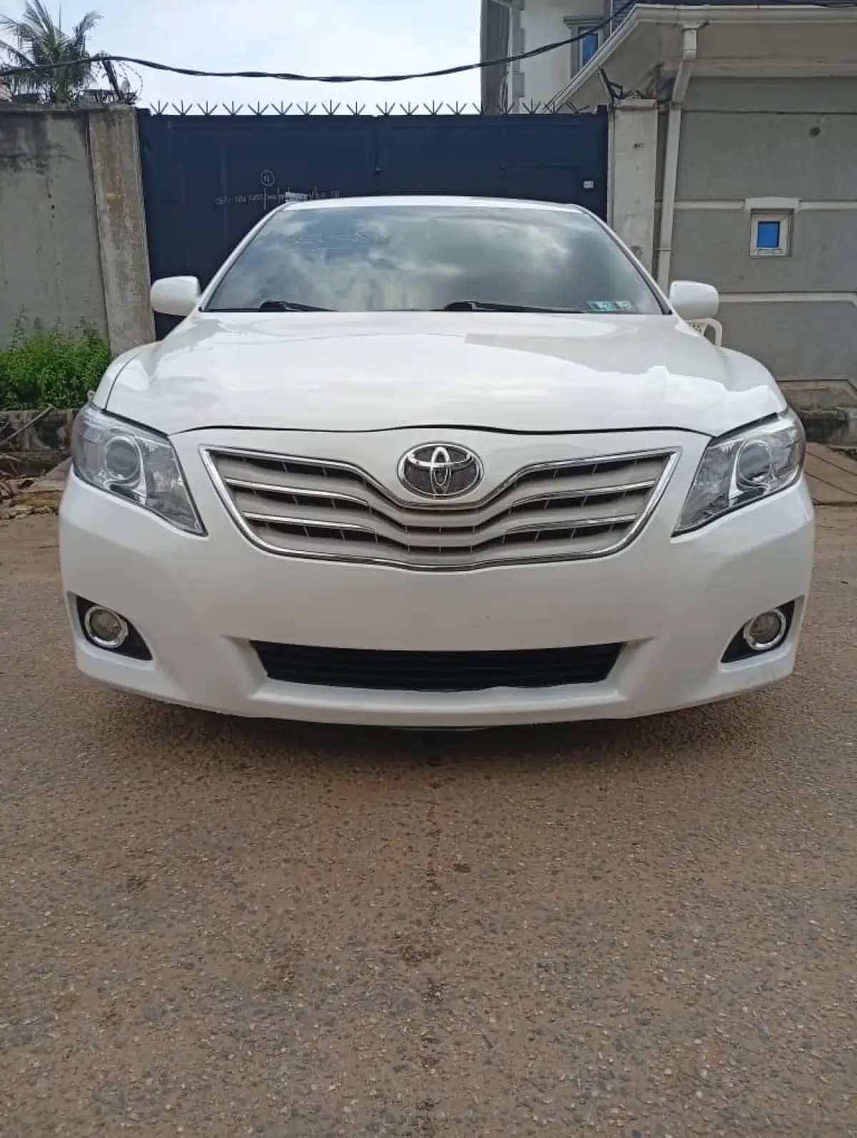 Clean Toyota Camry 2011 - Image 2