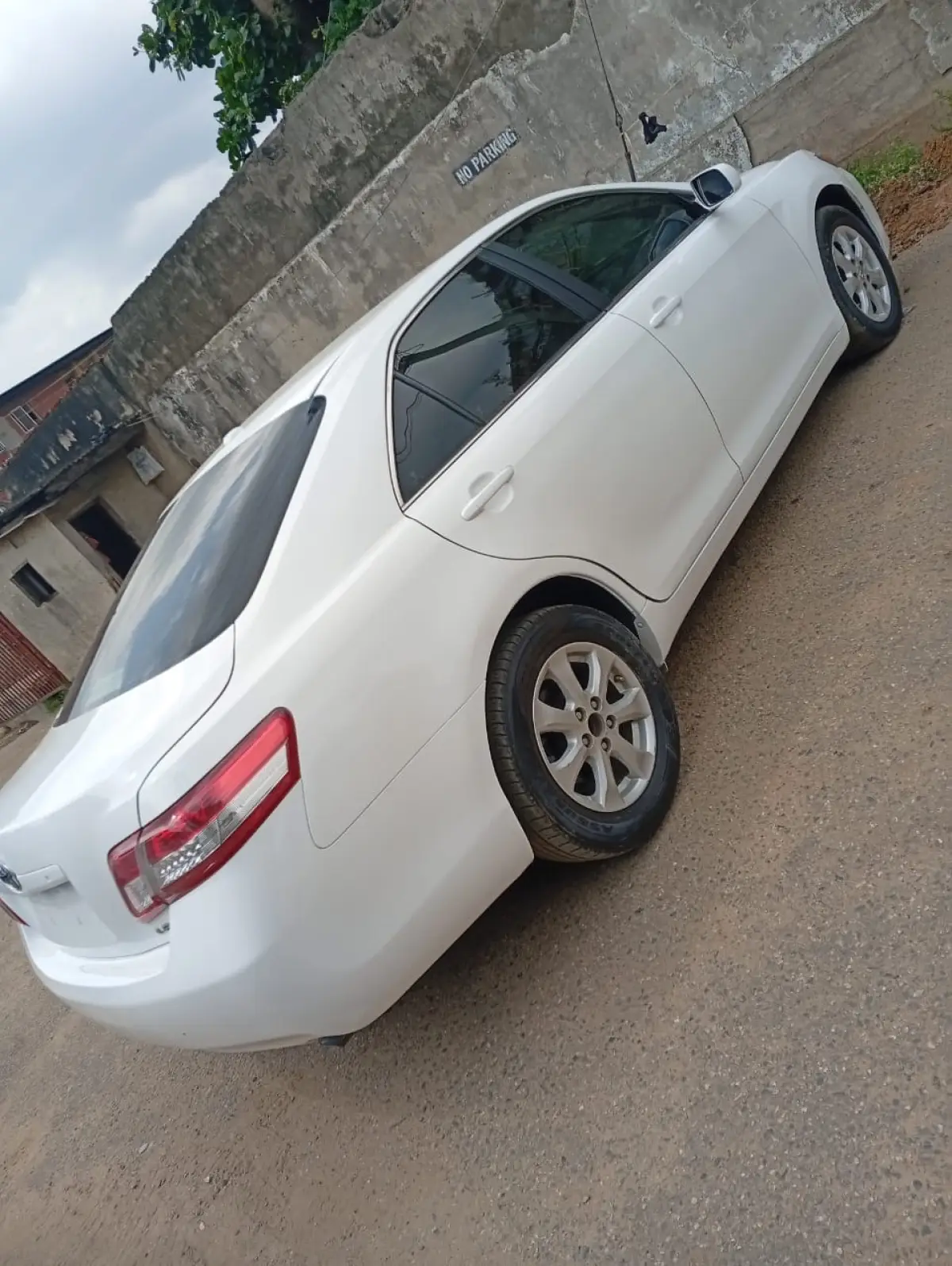 Clean Toyota Camry 2011 - Image 6