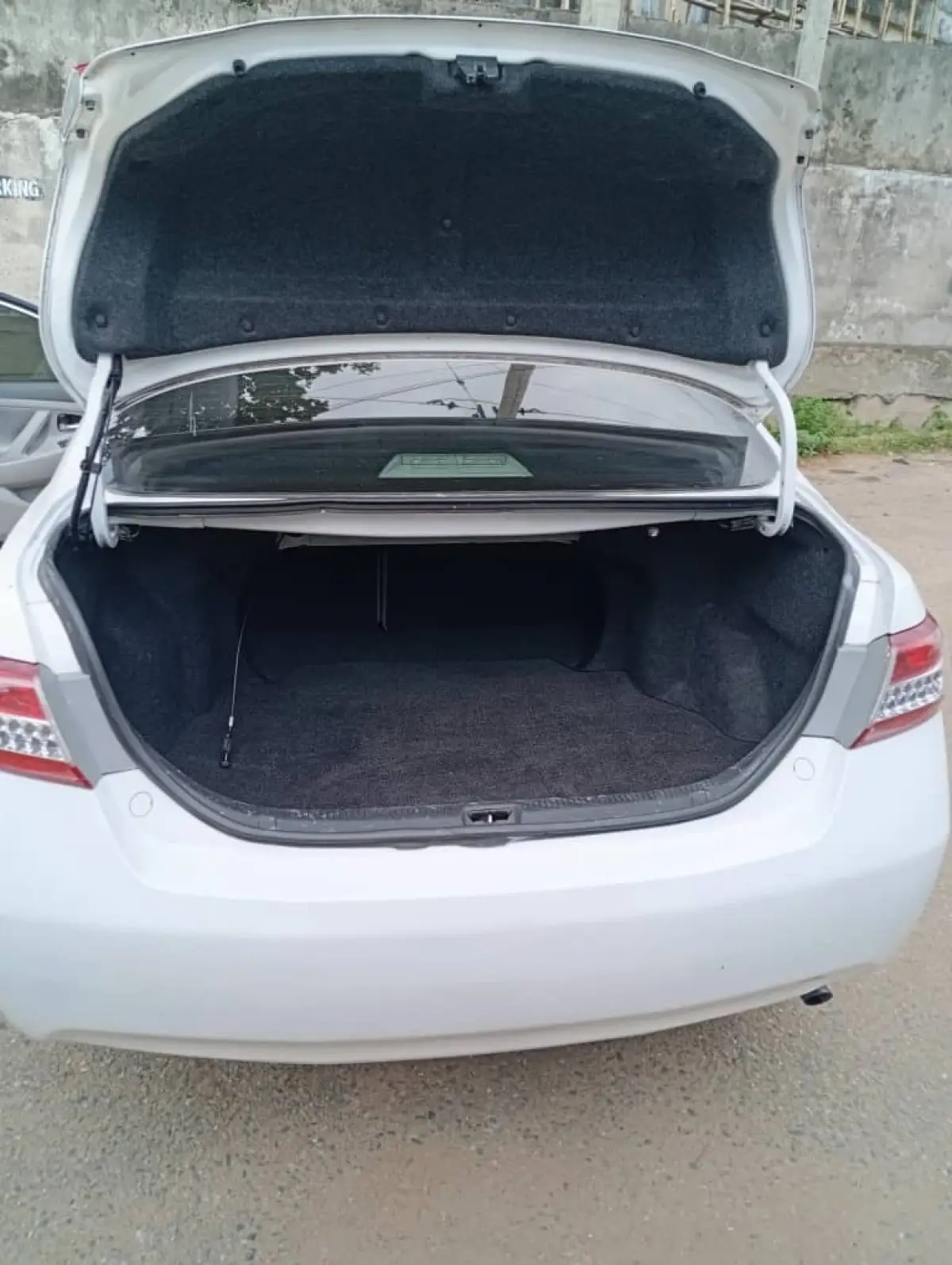 Clean Toyota Camry 2011 - Image 9