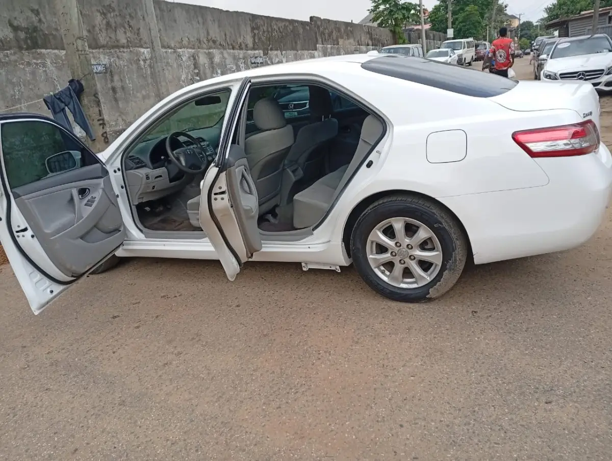 Clean Toyota Camry 2011 - Image 10