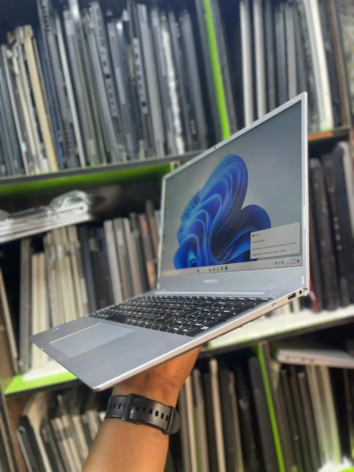 MEDION E16402 - Image 4